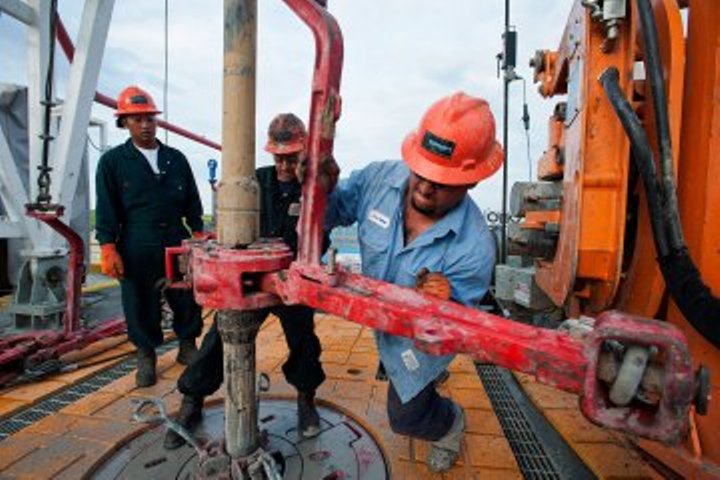 Oil drilling with workmen